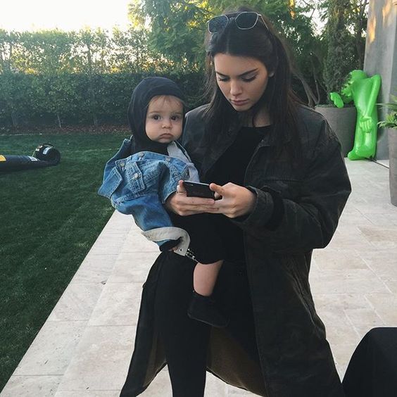 Kendall Jenner com Reign Disick, filho de sua irmã Kourtney