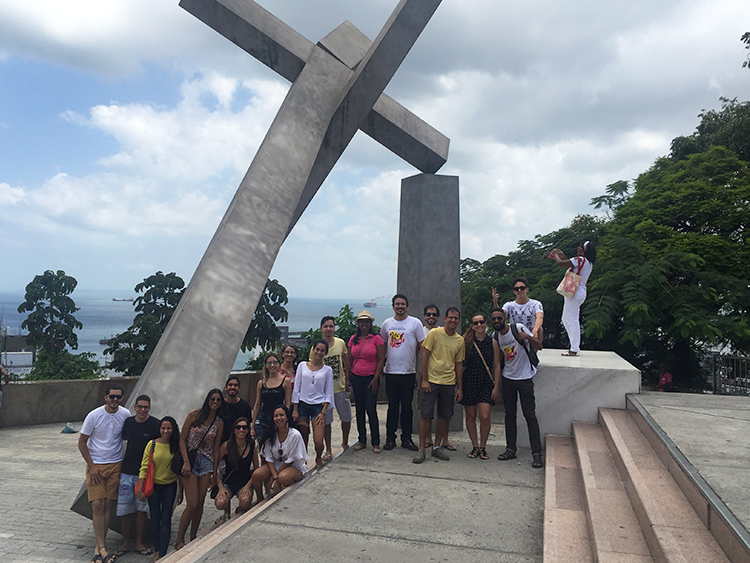 Alunos e colaboradores das unidades Brotas e Stiep, no citytour em Salvador (BA)