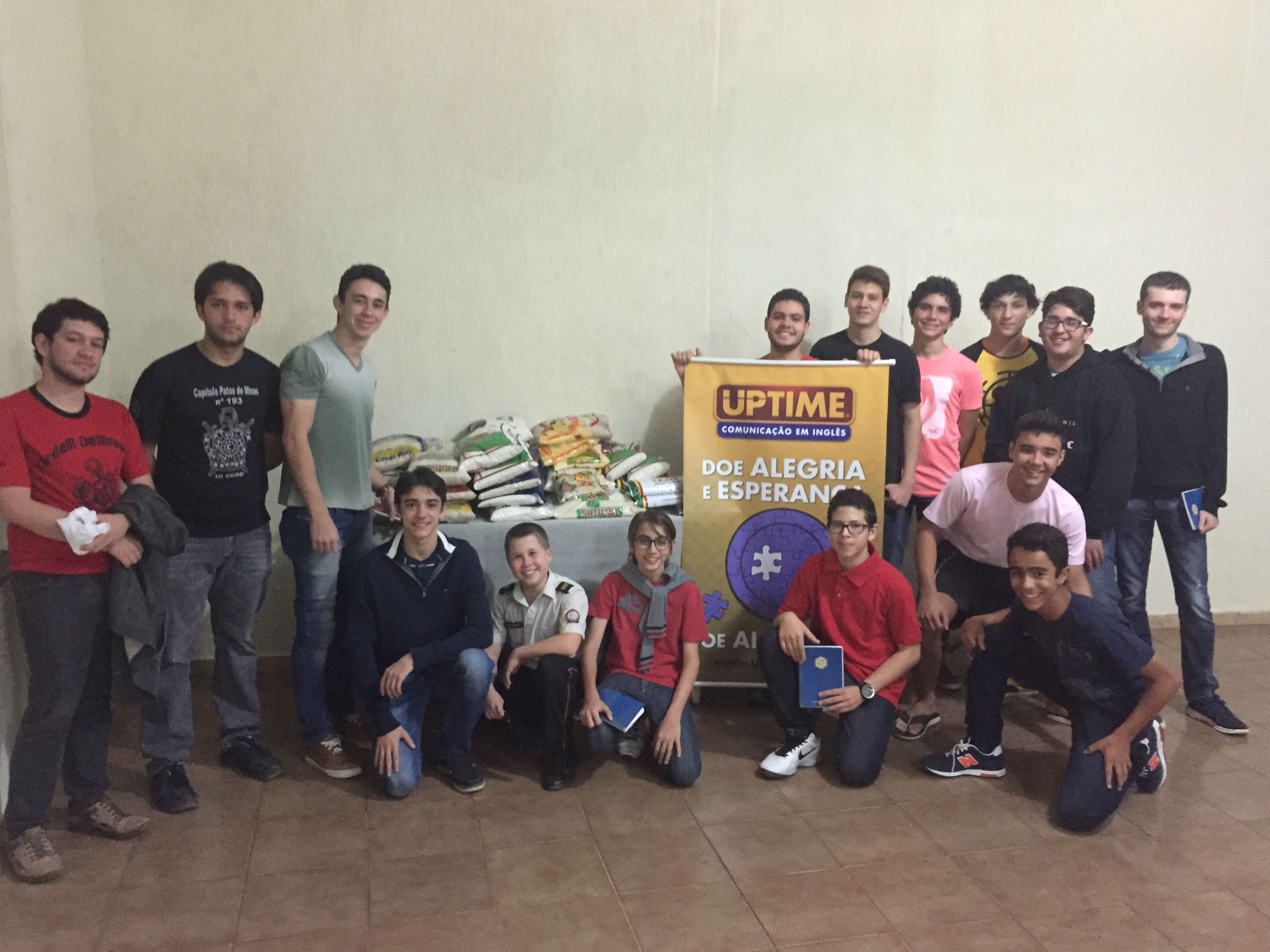 Em Patos de Minas, os alunos doaram alimentos para a Ordem DeMolay