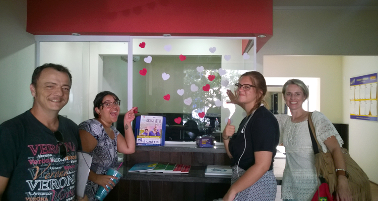 Alunos da UPTIME Bragança Paulista (SP) na confecção dos cartões de Valentine's day