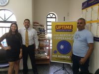 Italo e Marília rtealizam a entrega da doação à Casa de Jesus