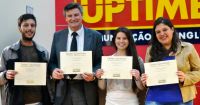 Da esq. para dir., Matheus, Carlos, Aline e Fabielle são certificados em São José dos Pinhais (PR)