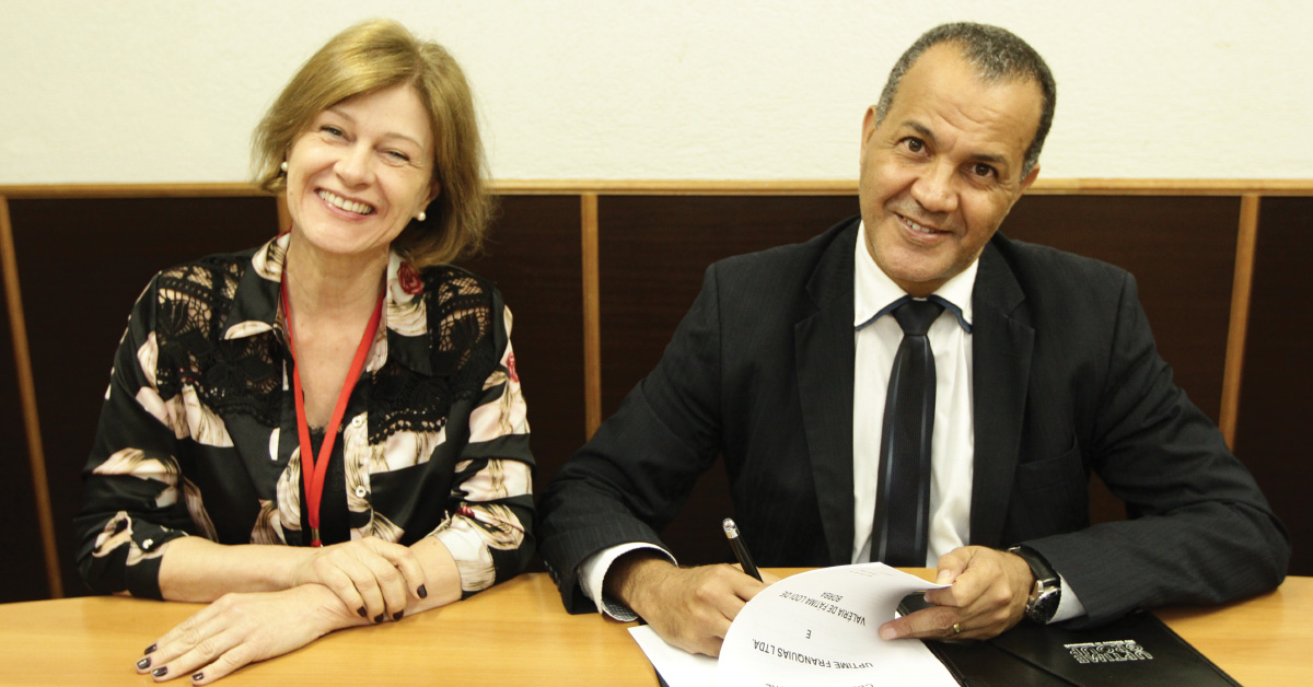 Valéria de Borba durante a assinatura de contrato no Head Office do UPTIME Group