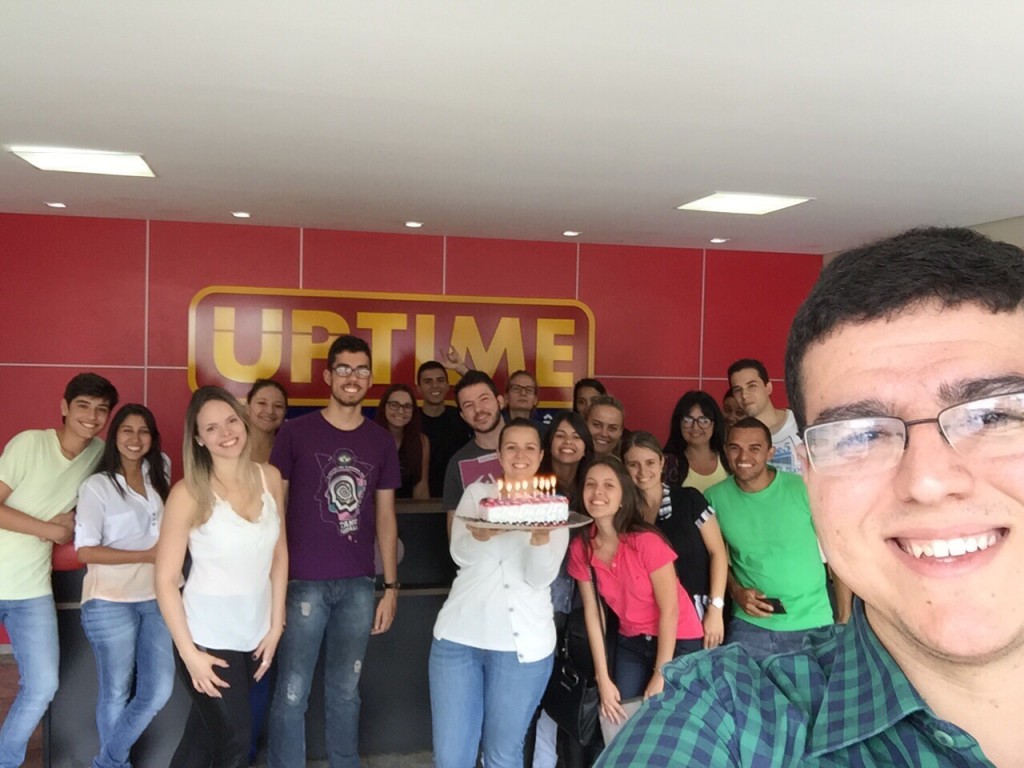 Uma selfie para registrar a festa de aniversário da unidade mineira