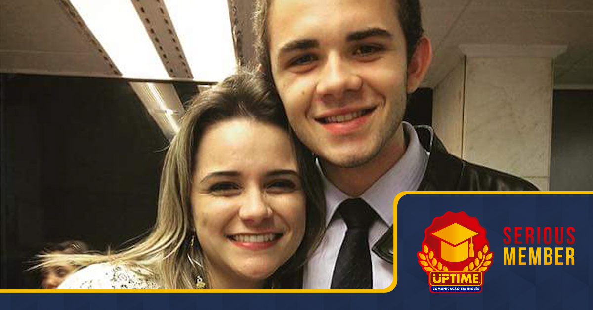 Na foto, Luiz Fernando posa com sua gerente, Larissa Faleiro