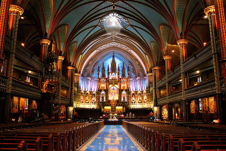 Vista interna da Basílica de Notre-Dame, em Montréal.