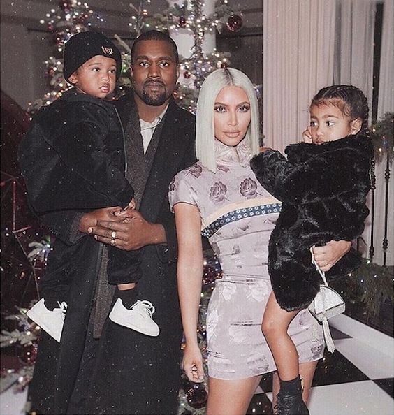 Kanye West, Kim Kardashian com os filhos North e Saint West