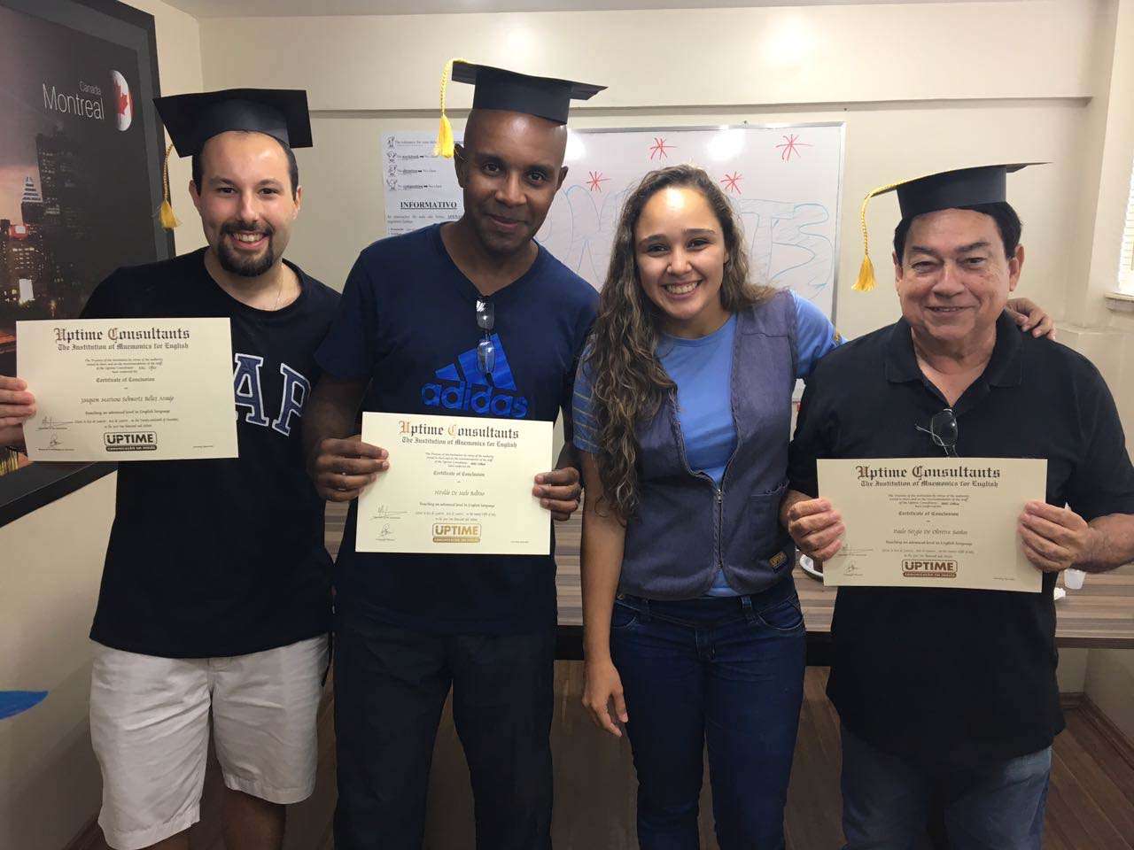 Novos fluentes em inglês celebram o certificado de conclusão do curso na UPTIME Recreio-Rio de Janeiro (RJ)