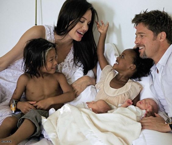 Angelina Jolie, Brad Pitt, e os filhos Maddox, Zahara e Shiloh Jolie-Pitt